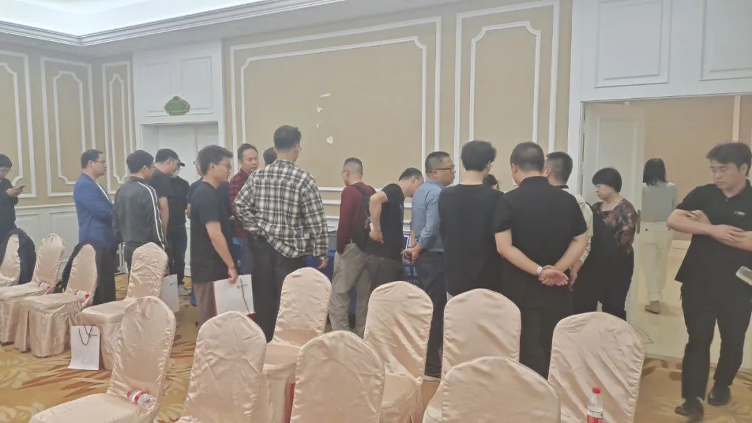 与会期间参会师生与普创数据到场专家团队就数据采集方面技术问题进行深入的交流和探讨 与会期间参会师生与普创数据到场专家团队就数据采集方面技术问题进行深入的交流和探讨