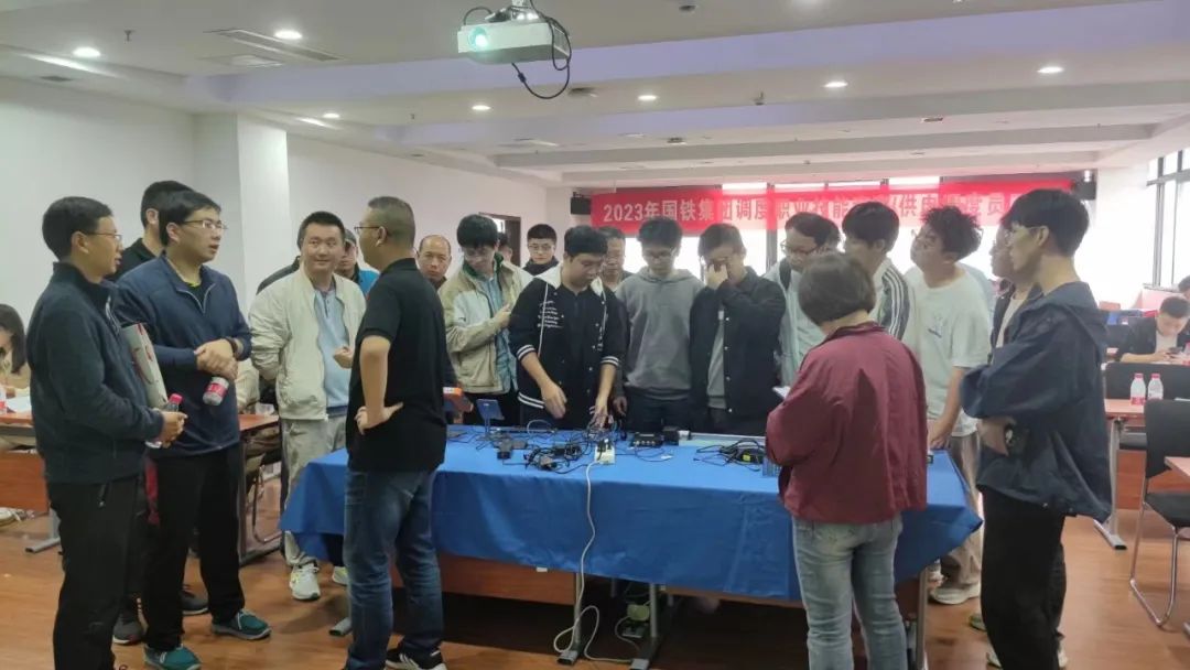 普创西南大区销售经理张震与现场师生正在积极交流 普创西南大区销售经理张震与现场师生正在积极交流