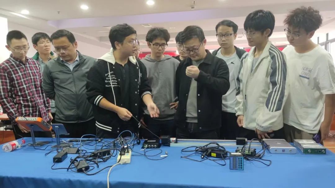 戴宽正在介绍普创高精度数据采集产品 戴宽正在介绍普创高精度数据采集产品